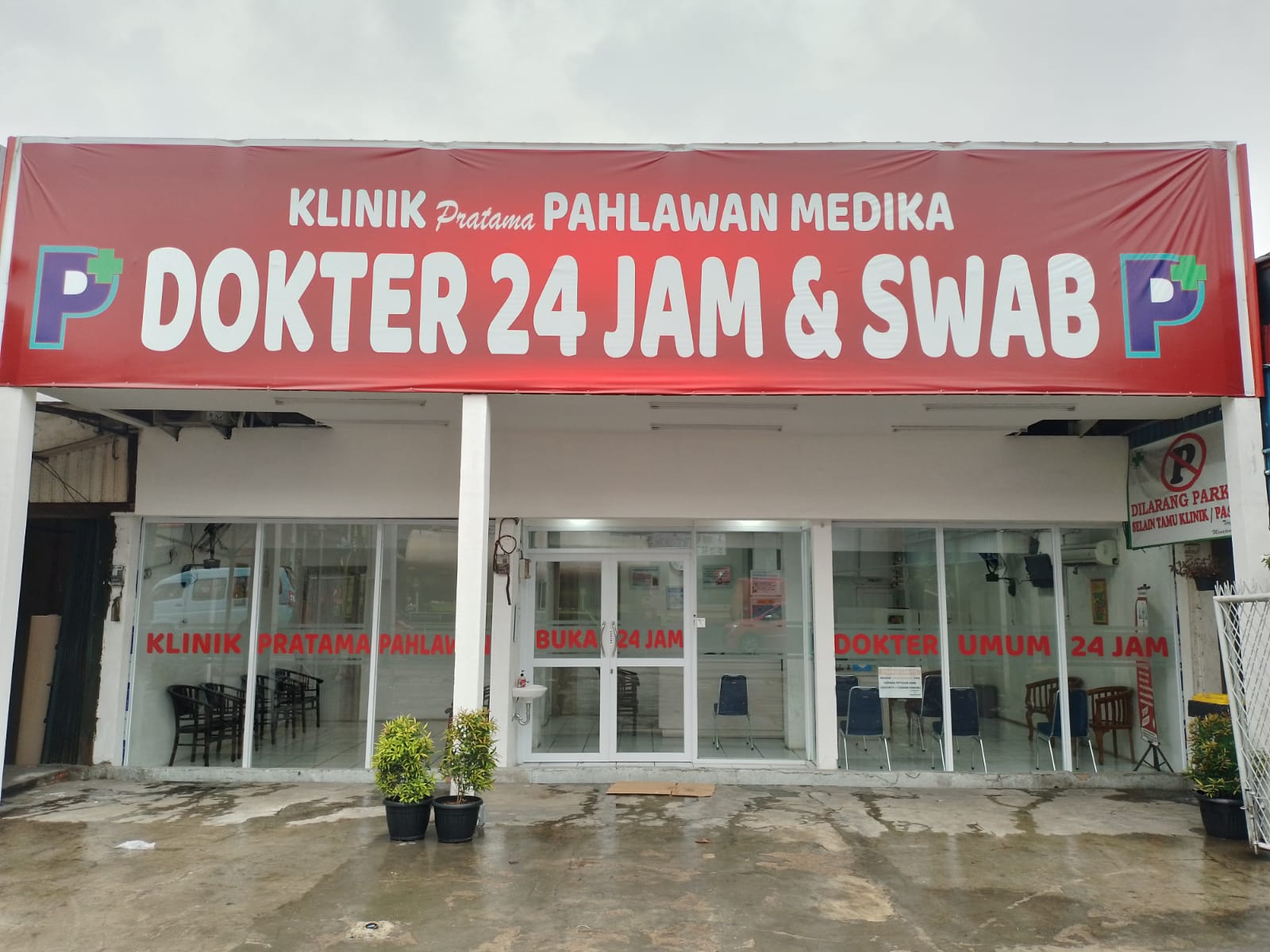 Tampak depan Klinik Pahlawan Medika