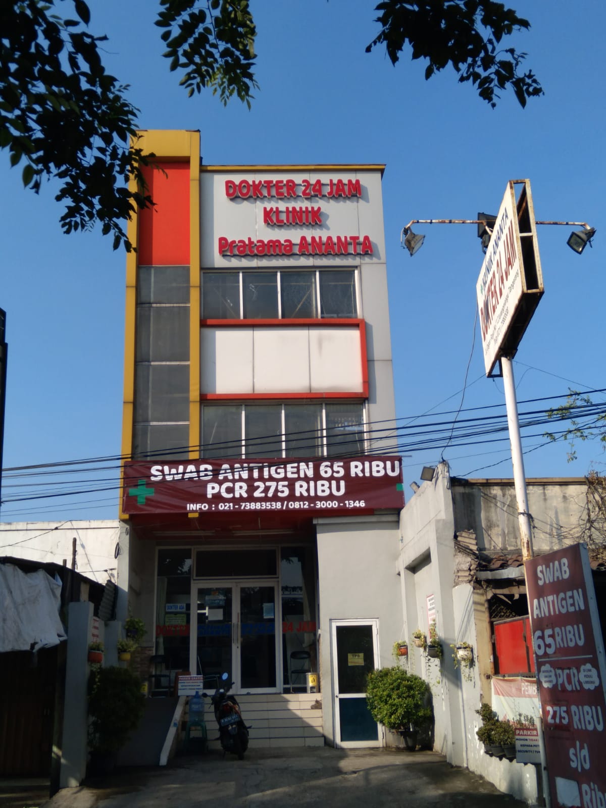 Tampak depan Klinik Ananta Ceger